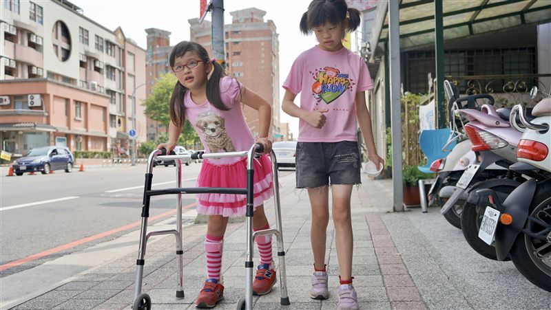 雙腿退化恐全癱　7歲童仍照顧腦麻姊