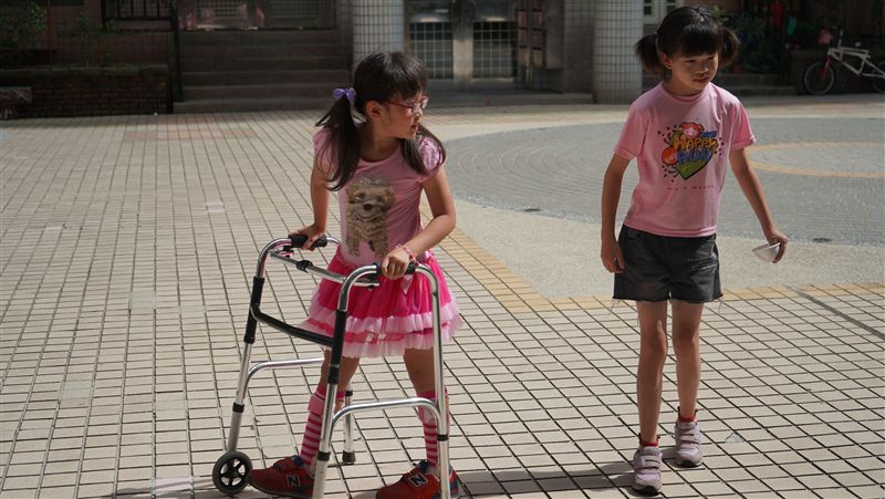 姊腦麻、妹恐全癱　母泣：為孩子堅強