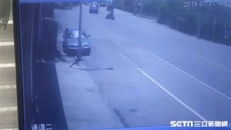 疑未注意來車！　婦左轉遭撞送醫不治