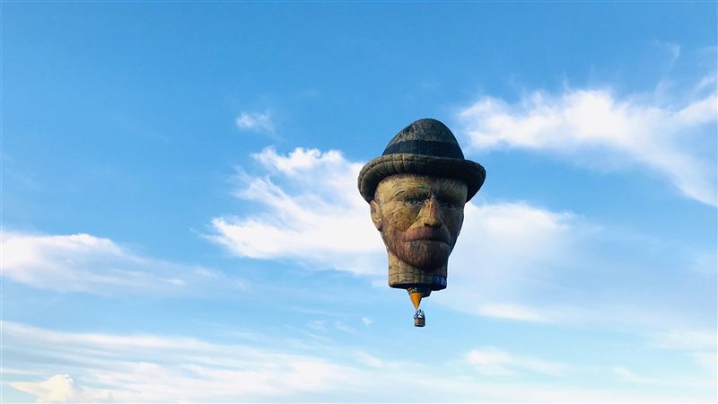 鹿野高空飄「人頭」　梵谷化身熱氣球
