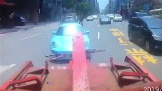 百萬保時捷拖吊墜毀！車主與業者和解