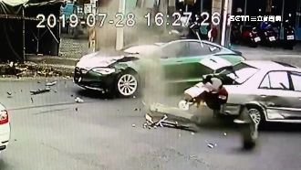 2車對撞1車噴飛！特斯拉慘遭波及