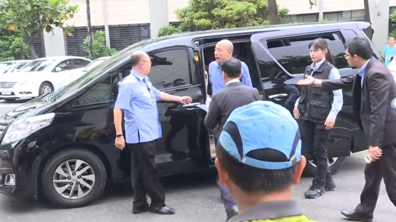 韓國瑜揮手致意　遭老翁怒嗆白賊市長