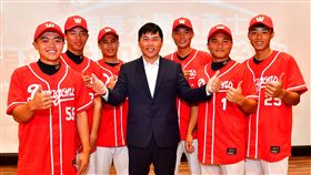 味全龍簽下南華大學張政禹、蔡明憲、郭郁政、全浩瑋、黃東淯、林孝程。（圖／味全龍提供）