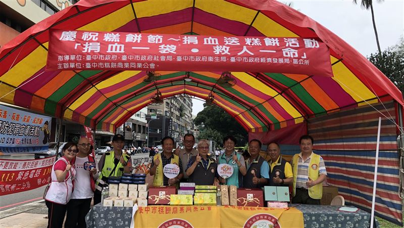 台中血液庫存剩5天　挽袖捐血送糕餅