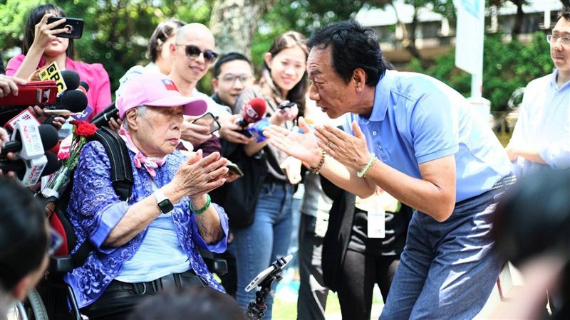 郭台銘返台首現身　午後出門做這事