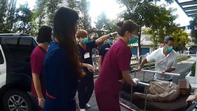 工人遭蜂螫休克　警方緊急送醫解危台中市一名王姓工人日前在太平頭汴山區進行道路工程時，不慎遭蜜蜂叮螫導致休克，所幸經員警協助緊急送醫，救治後已無生命危險。（警方提供）中央社記者蘇木春傳真　108年8月1日