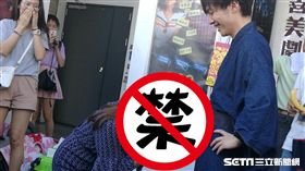 AV男優鈴木一徹受邀擔任台灣紅絲帶基金會愛滋防治大使，今日現身於台北西門町與粉絲親密互動。（圖／記者楊晴雯攝）