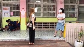 ▲家長到場理論，校方態度超差手抱胸。（圖／翻攝自爆料公社二社）