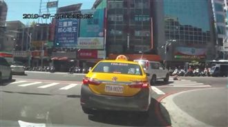 女過馬路遭三寶撞翻　淡定揮髮離去