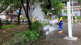 防治登革熱  台南巴克禮公園休園2週（2）台南市政府登革熱防治中心21日確診新增2例本土登革熱病例，因兩人平時會至東區巴克禮公園活動，巴克禮公園今天起至8月4日休園2星期；市府22日也派員至公園噴藥，加強防治。（台南市衛生局提供）中央社記者楊思瑞台南傳真  108年7月22日