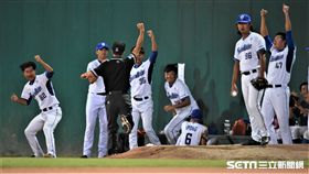 張正偉滑進富邦牛棚，牛棚投手高舉雙手慶賀「接殺」。（圖／記者王怡翔攝影）
