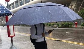 可以擋10個！男爽撐「移動城堡」漫步雨中　網跪求團購（圖／翻攝自爆廢公社臉書）