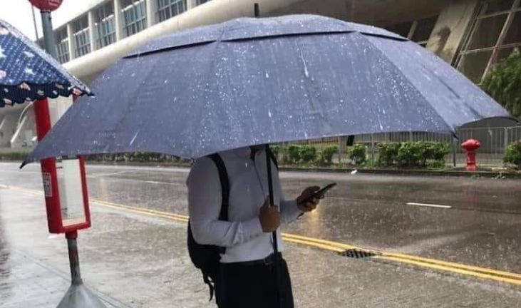 男撐「移動城堡」漫步雨中　網求團購