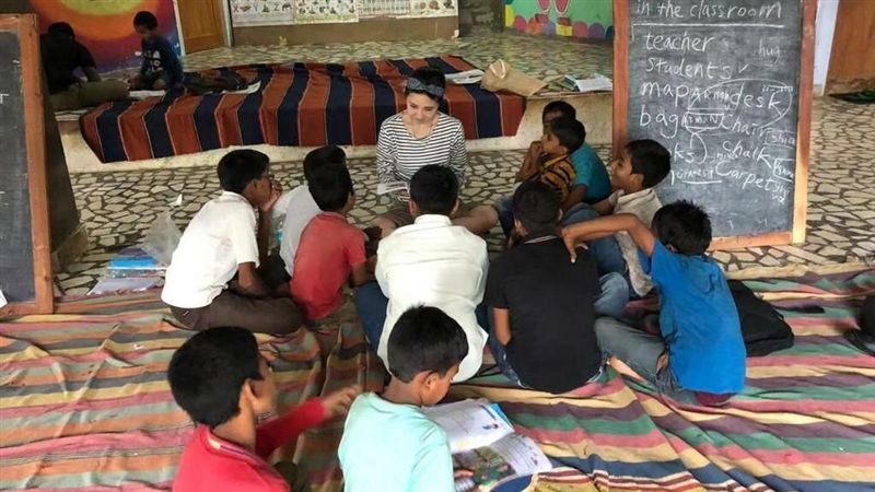 近況曝！謝忻現身難民營「盤腿說書」