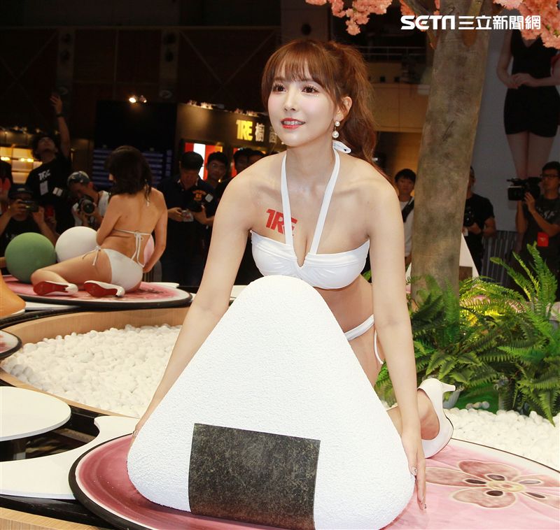 暗黑界國民偶像三上悠亞櫻花樹下旋轉壽司。（記者邱榮吉/攝影）