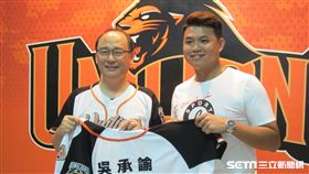 ▲統一獅球團總經理蘇泰安（左）為新人吳承諭穿上球衣。（圖／記者蕭保祥攝影）