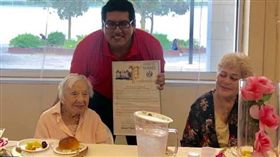 美國,長壽,養生,人瑞,單身,結婚,107歲。(圖/翻攝自臉書)