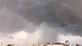 台南烏雲狂捲！雲縫中「雨瀑」瞬間狂洩　網驚：根本颱風（圖／翻攝自爆廢公社）
