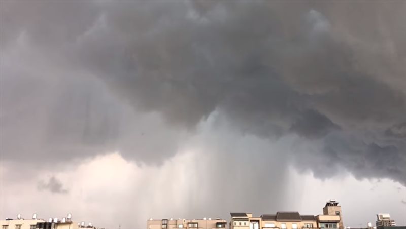 台南雨瀑瞬間狂洩！網驚：根本颱風