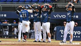 ▲桃猿郭嚴文轟出滿貫砲。（圖／記者王怡翔攝影）