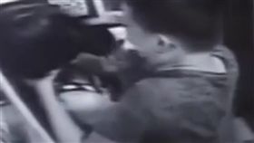 電梯,掐脖,鎖喉,手機,抵抗(翻攝自秒拍)
