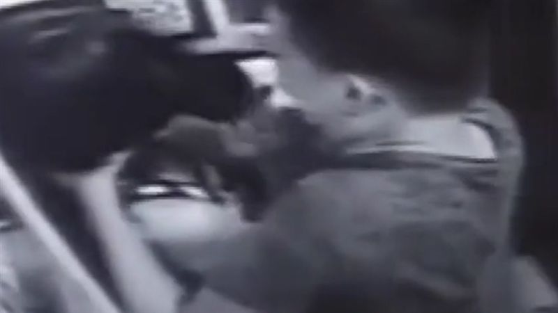 電梯內滑手機　長髮妹遭掐脖22秒