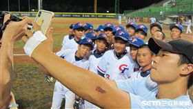 ▲U12國家隊擊敗墨西哥後，賽後玩自拍。（圖／記者蕭保祥攝影）
