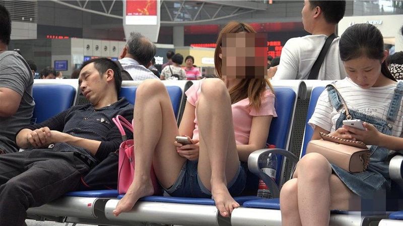 飄來海鮮味　正妹雙腿開開滑起來