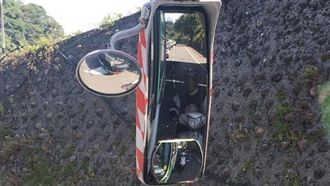 騎士貼遊覽車遮陽　司機一句話救了他