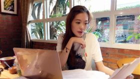 姚采穎近期都在趕著台藝大戲劇系碩士口試報告。（圖／翻攝自姚采穎臉書）