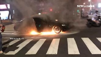雙門轎跑突起火！正義哥拋早餐幫滅火