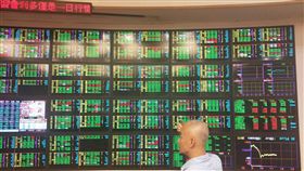 中小型電子股殺聲震天 台股失守月線加權股價指數30日終場下跌54.83點、跌幅0.5%、收在10830.90點、成交值新台幣1301.38億元，中小型電子股殺聲震天，月線宣告失守。中央社記者韓婷婷攝　108年7月30日