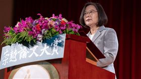 蔡英文總統3日上午出席「第12屆崇越論文大賞暨第4屆崇越行銷大賞頒獎典禮」。（圖／總統府提供）