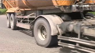 大貨車轉彎死角　騎士捲車底幸無大礙