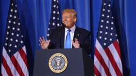 川普：美日安保條約對美不公平 須修訂20國集團（G20）峰會29日閉幕，美國總統川普在大阪市召開會後記者會，媒體問到是否考慮退出美日安保條約問題時，他說，美日安保條約對美國不公布，必須修訂，但完全沒打算要退出。中央社記者楊明珠大阪攝　108年6月29日