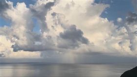南方澳豆腐岬現絕美雨瀑（圖／網友提供）