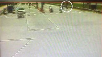 少婦違規左轉打滑自摔　1歲女拋飛亡