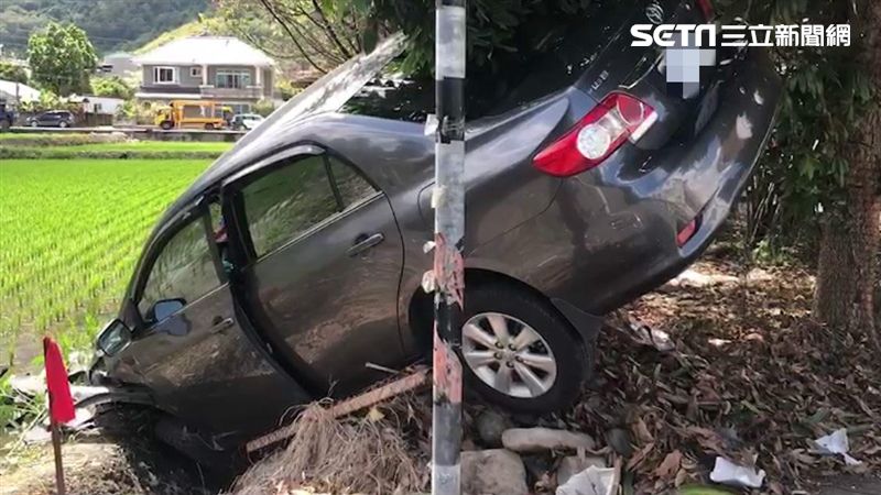 警車對撞轎車！婦疑急閃「插入田間」