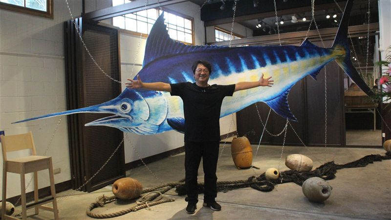 李如青創作回娘家　展6公尺旗魚模型