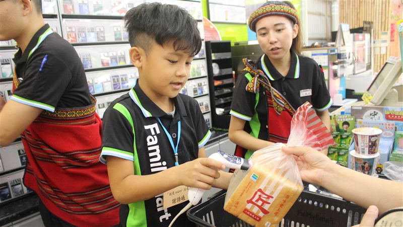 偏鄉兒童化身一日店長　歡樂過暑假
