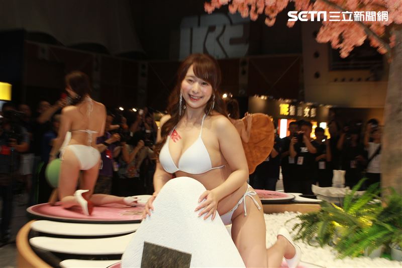 曾經也是藝人「G奶人妻」日本AV女優白石茉莉奈有「媽媽偶像」支稱，仍然深受大批男粉絲喜愛。（記者邱榮吉/攝影）