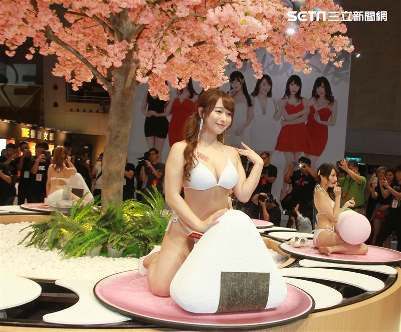 曾經也是藝人「G奶人妻」日本AV女優白石茉莉奈有「媽媽偶像」支稱，仍然深受大批男粉絲喜愛。（記者邱榮吉/攝影）