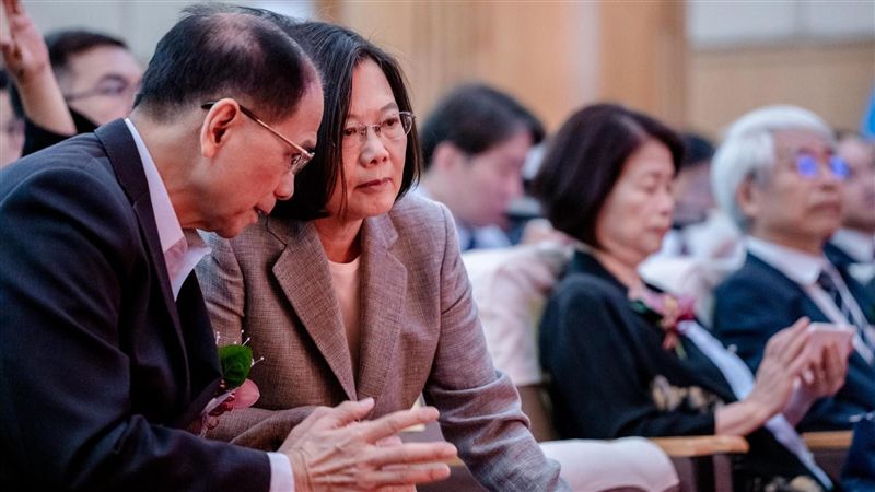 游錫堃挺小英　改掛「一邊一國」顧問
