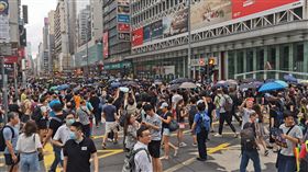 旺角遊行　示威者衝出彌敦道3日下午4時30分左右，示威人士偏離原先獲准遊行路線，從亞皆老街走出彌敦道，再從彌敦道右轉往尖沙咀方向前進，沿途高喊「星期一，罷工」口號。彌敦道交通已經癱瘓。中央社記者張謙攝　108年8月3日