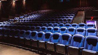 摸黑進場…她影廳一坐秒崩潰：是濕的