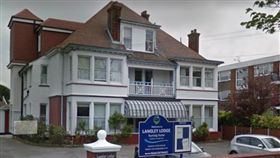 79歲失智婦墜樓亡　檢方曝駭人真相
英國,講師