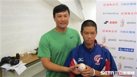 ▲台灣體大投手教練郭勇志與兒子郭宸安拿開轟球合影。（圖／記者蕭保祥攝影）