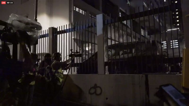 港警清場槍響不停！警棍催淚彈都上場