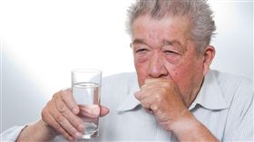 家中長輩喝水是否常嗆到？這可能是「吞嚥退化」的警訊